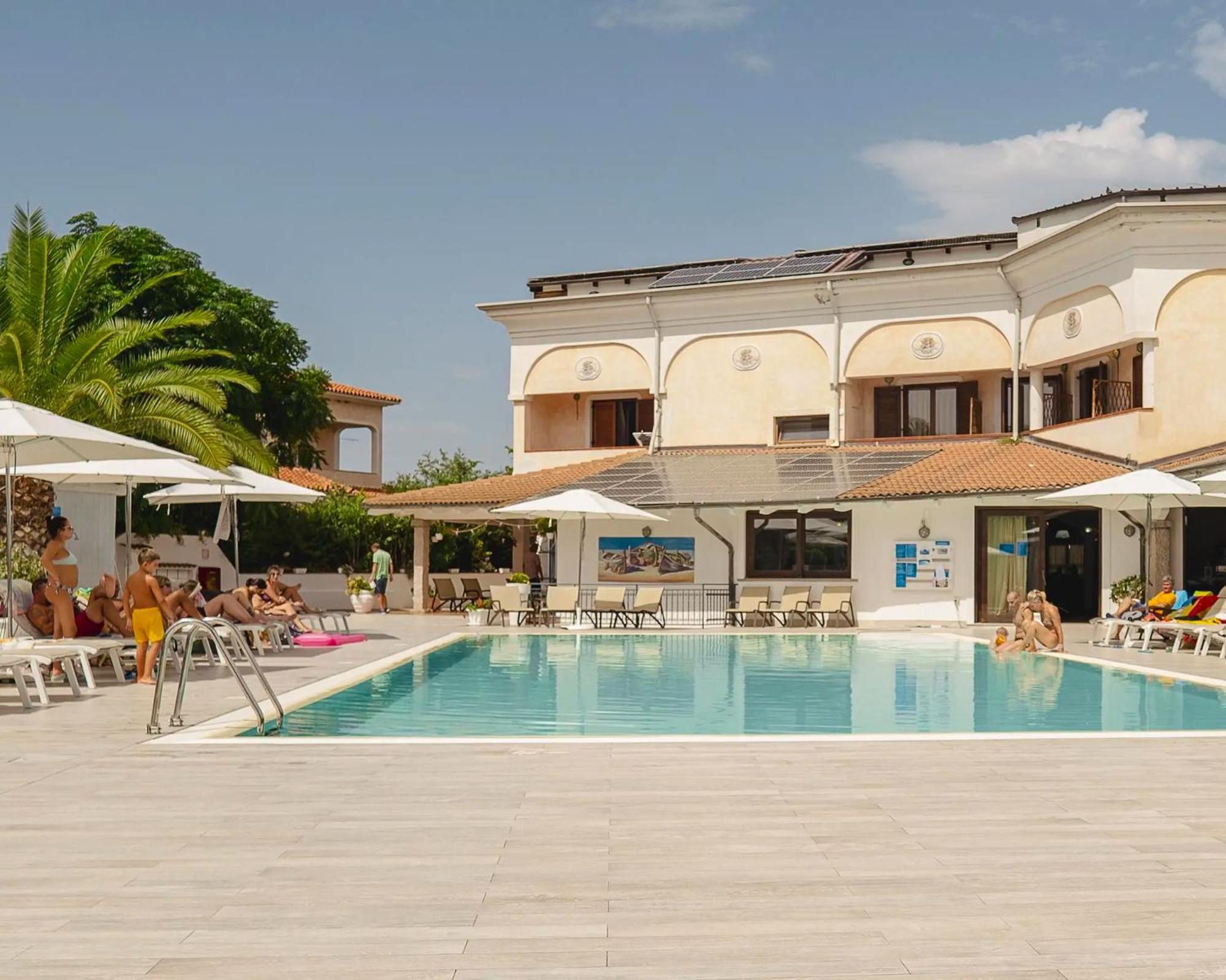 Zeta Club San Teodoro Le Rose Hotel Exterior photo